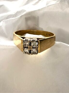 Stamped 18 CT Gold Ring with Diamond Cluster